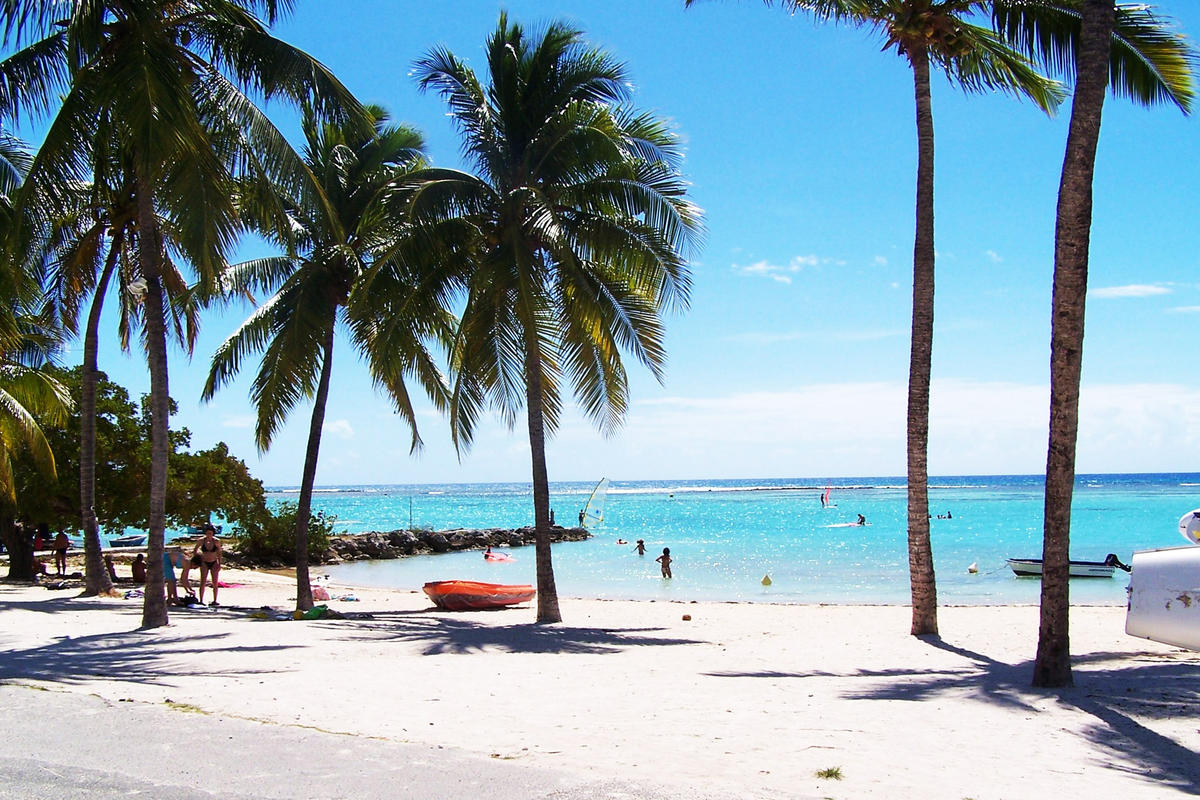 Lagon bleu sur place tropicale en Guadeloupe