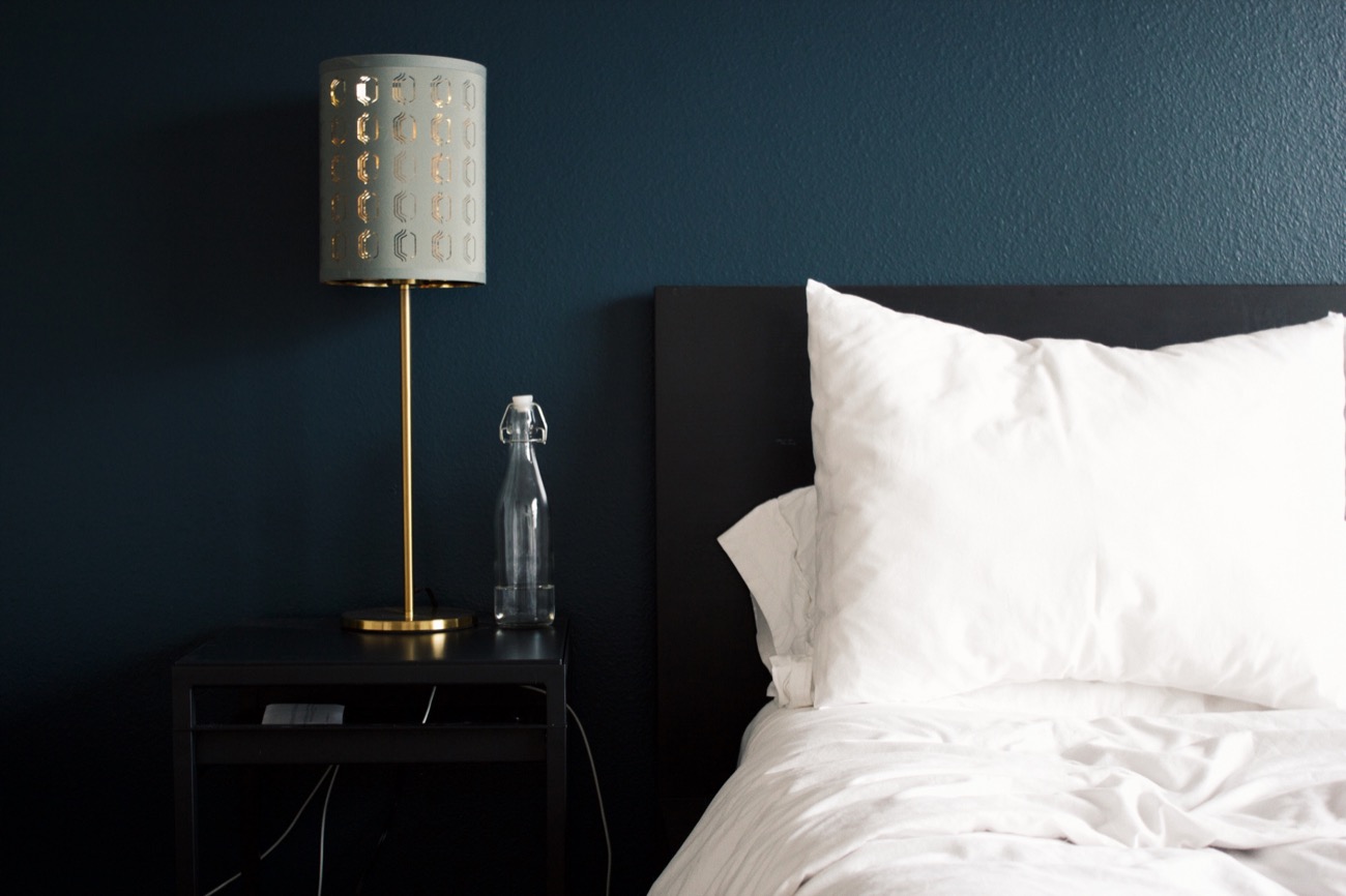 Chambre d'hôtel avec vue sur le lit