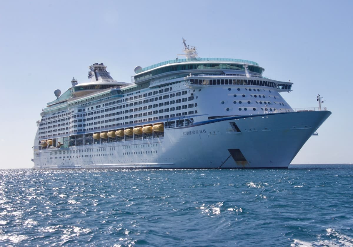 Bateau de croisière de luxe blanc