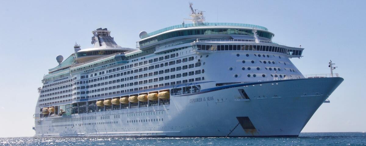 Bateau de croisière de luxe blanc