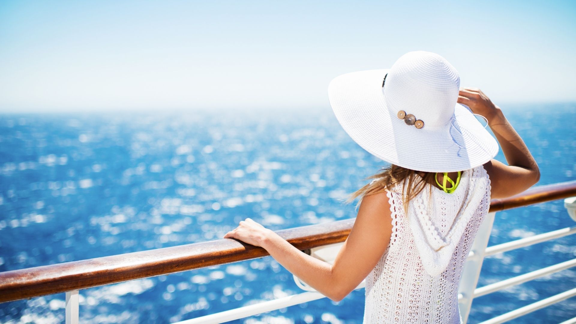 Personne sur le balcon d'un bateau de croisière