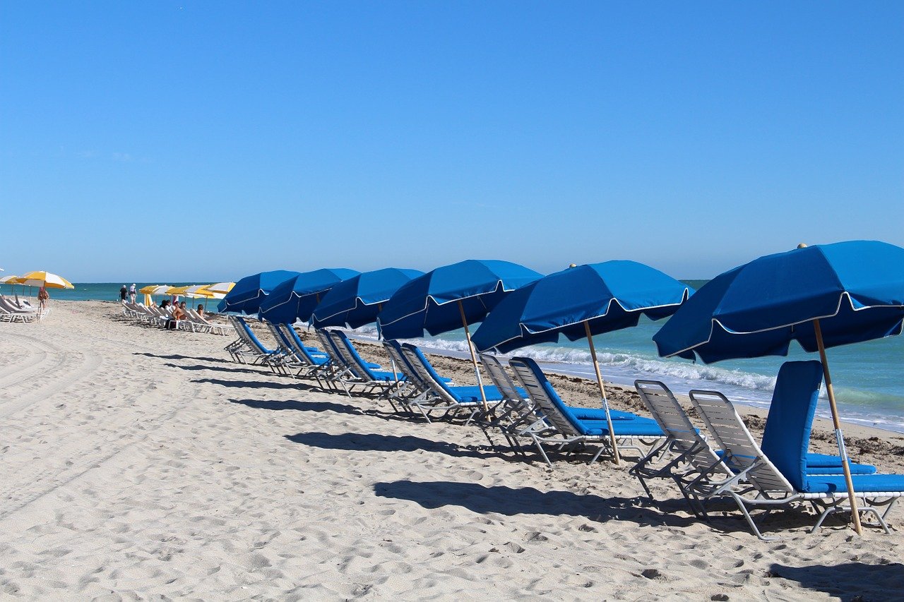 plage de Floride avec parasols