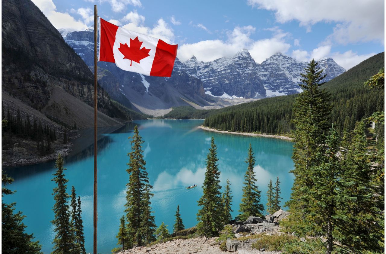 drapeau canadien devant un lac et une chaîne de montage